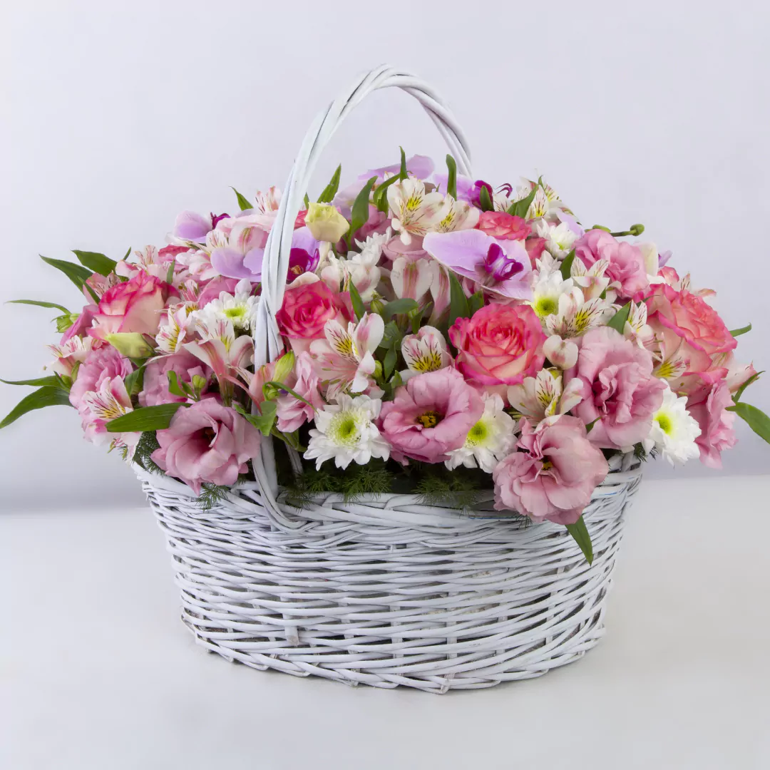 عکس سبد گل هدیه با گل رز هلندی و گل ارکیده و گل داوودی با گلدان حصیری کد 3470