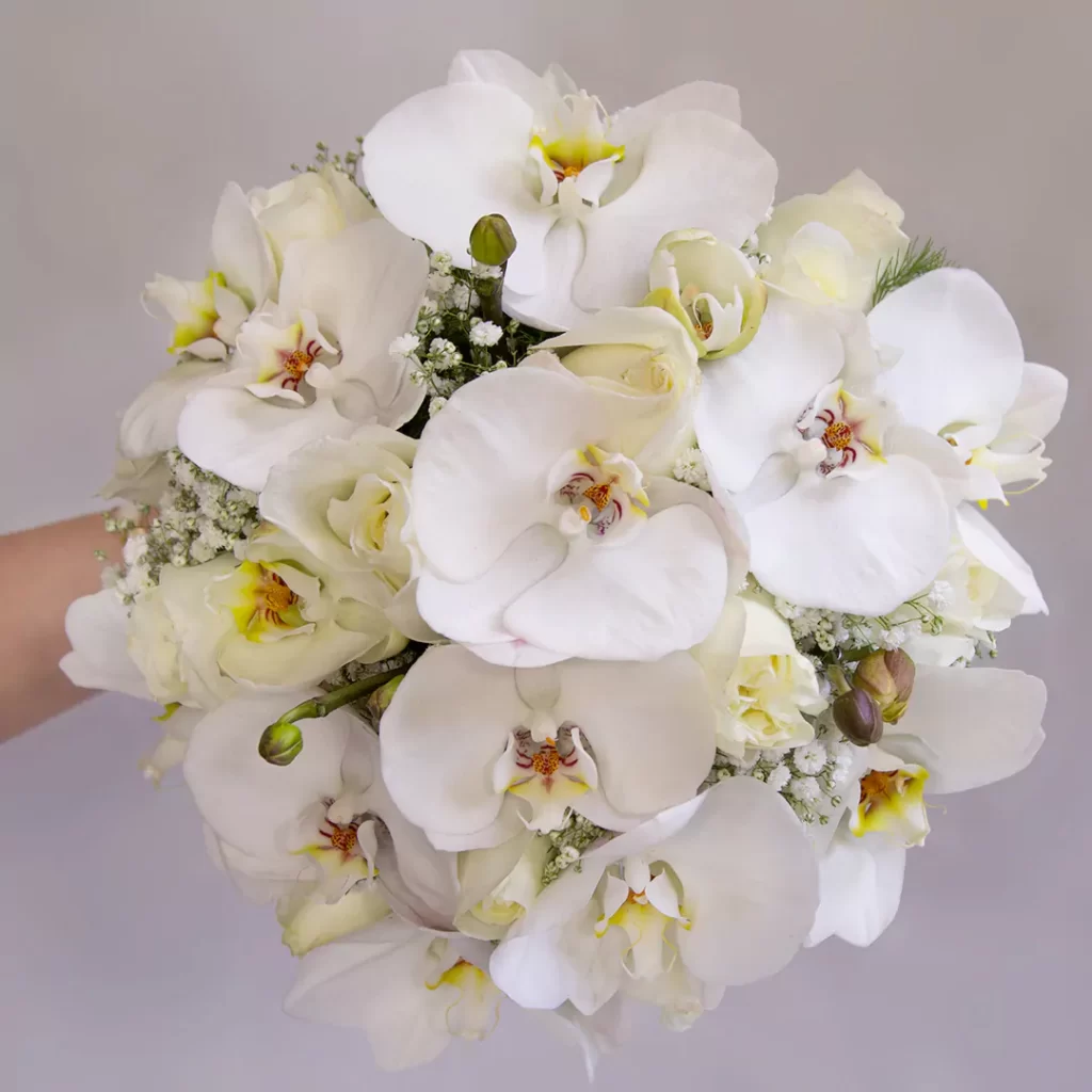 عکس دسته گل مخصوص عروس با گل رز هلندی سفید و ارکیده سفید