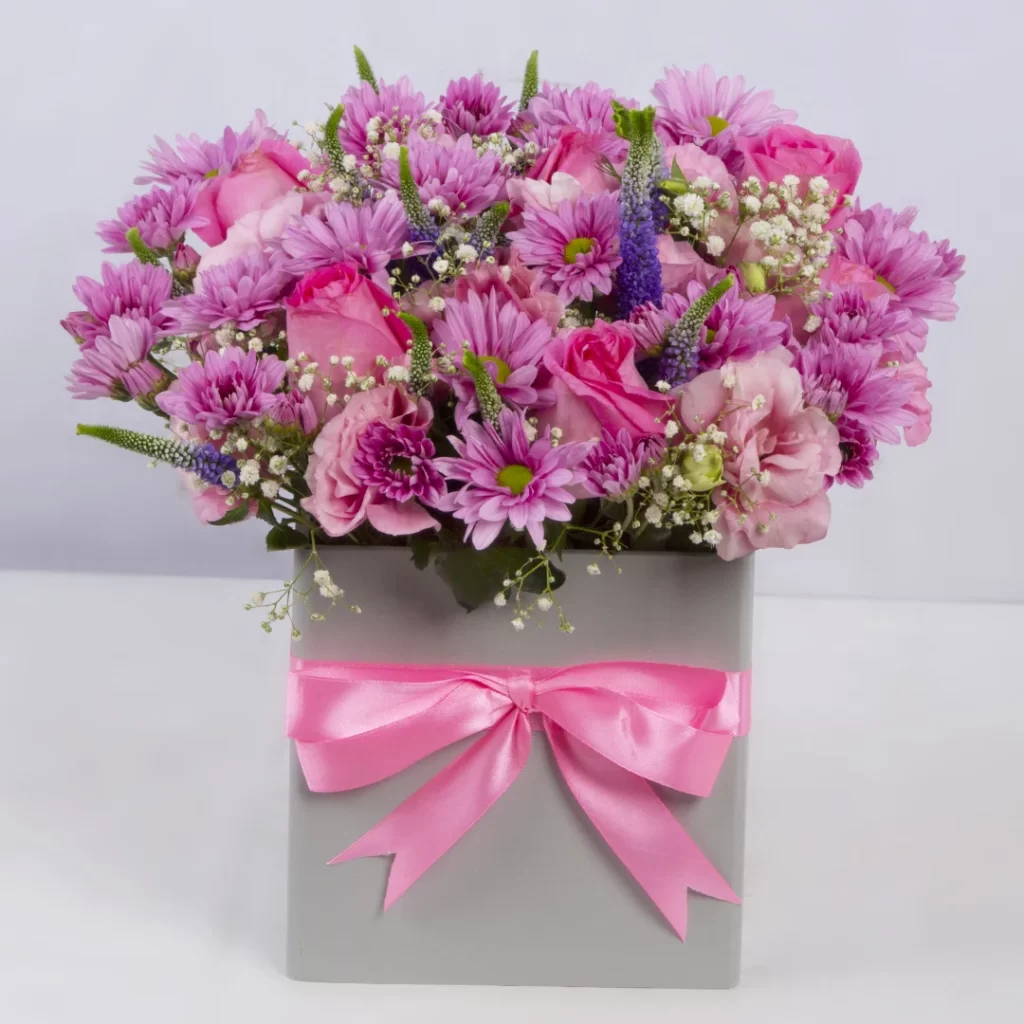 تصویر باکس هدیه گل رز صورتی و گل داوودی و گل لیسیانتوس و گل ورونیکا با ربان صورتی کد 2680