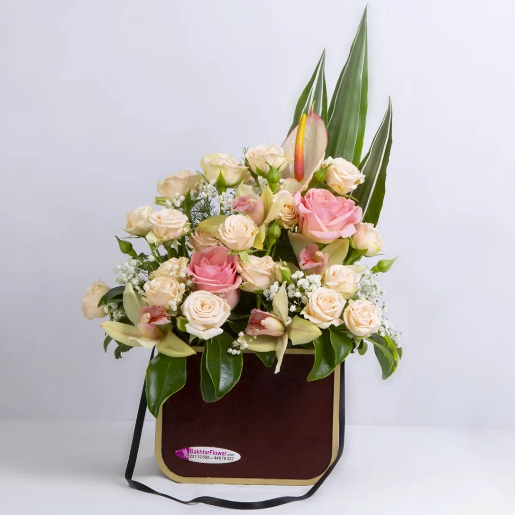 عکس باکس چوبی گل هدیه گل رز مینیاتوری صورتی و لب ماتیکی کد 2690