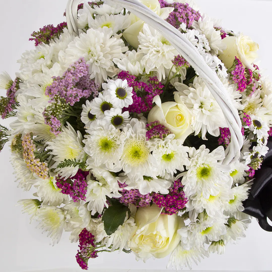 عکس و مدل سبد گل زیبا گل ترحیم با گل رز هلندی سفید و گل داوودی صورتی با سبد حصیری کد 3550