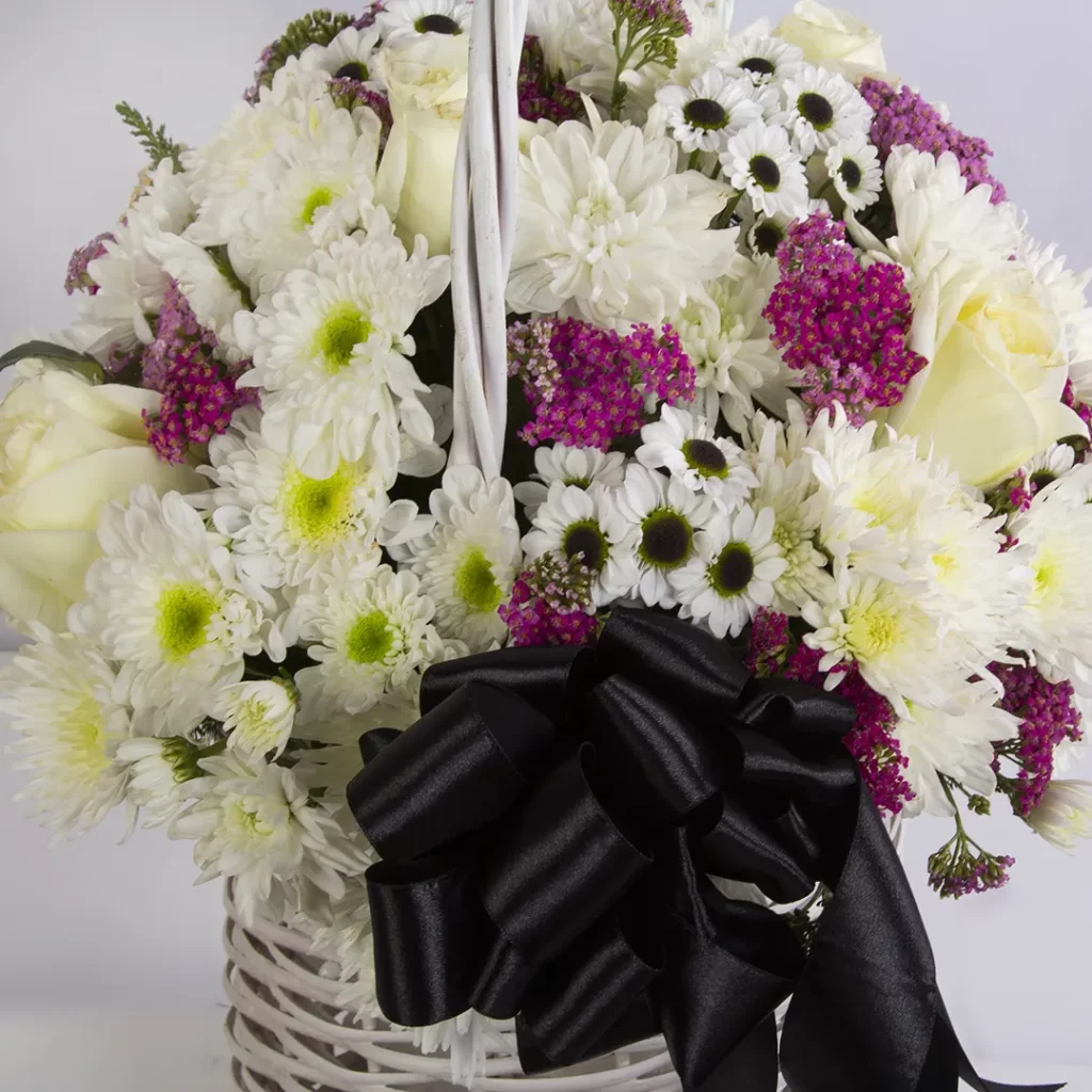 تصویر سبد گل ترحیم گل رز هلندی سفید و گل داوودی کد 3550