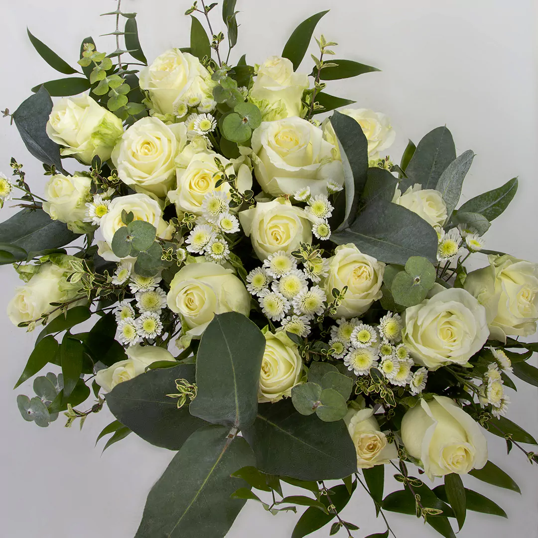 مدل باکس گل لاکچری تولد با گل رز هلندی سفید کد 2590