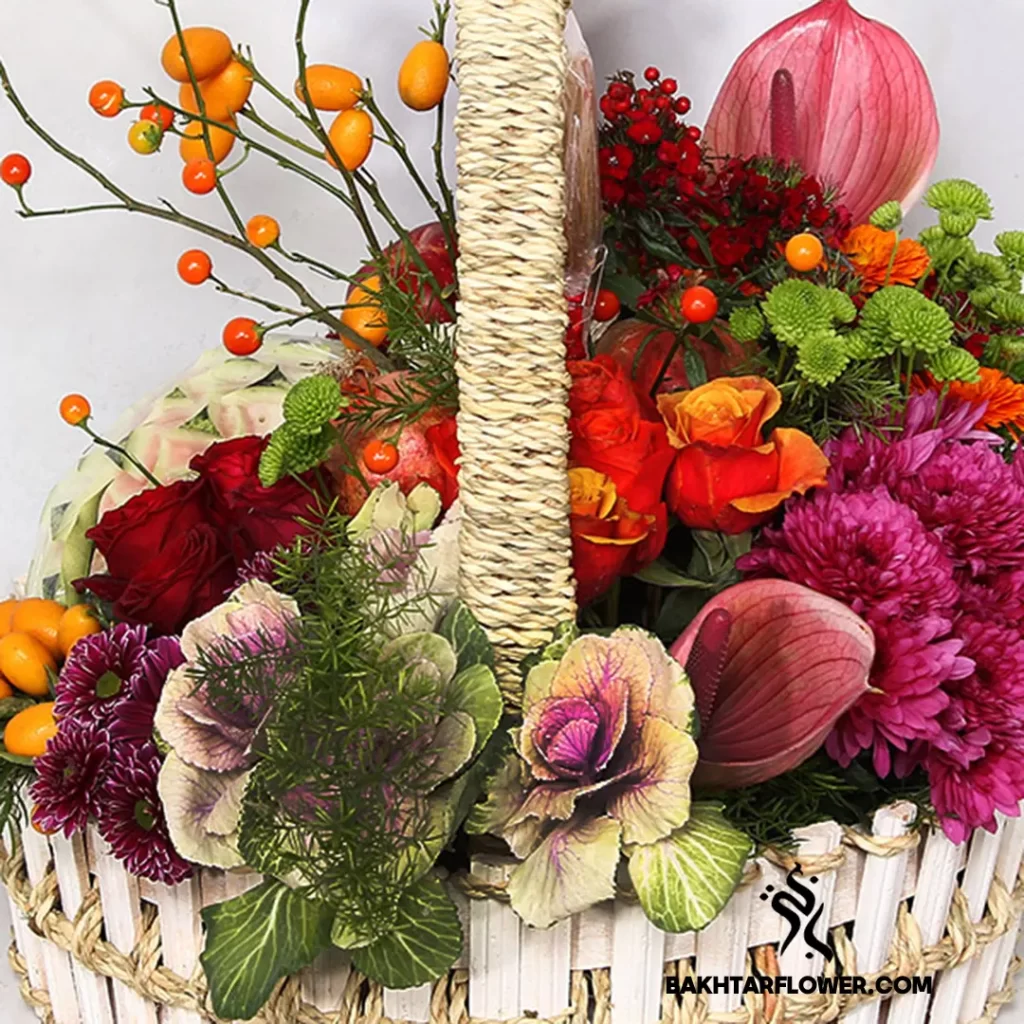 مدل گل هدیه شب یلدا با سبد حصیری و میوه آرایی شماره 14