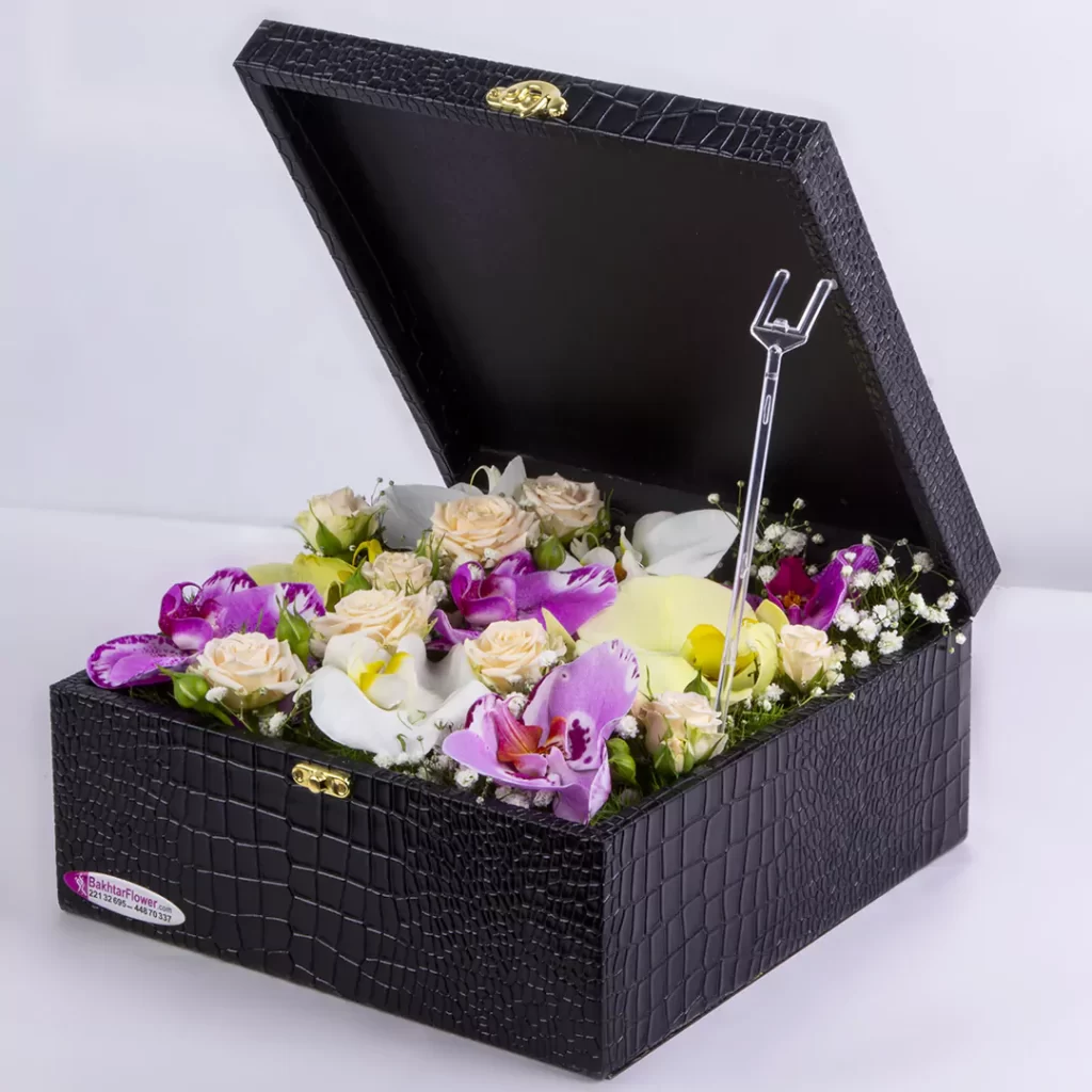 عکس باکس گل لاکچری رز مینیاتوری و گل ارکیده در یک باکس چرمی کد 2780
