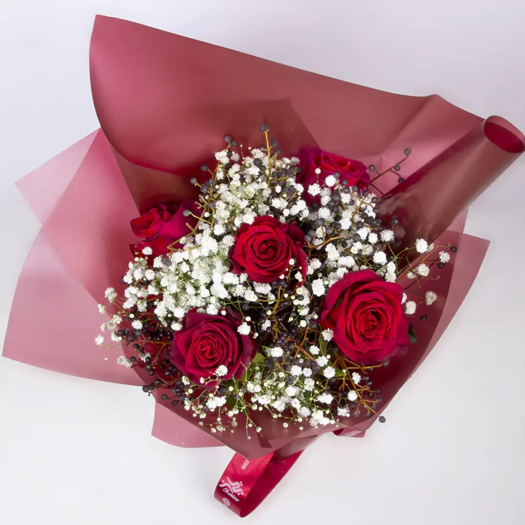 مدل دسته گل رز قرمز و گل ژیپسوفیلا سفید کد 6450