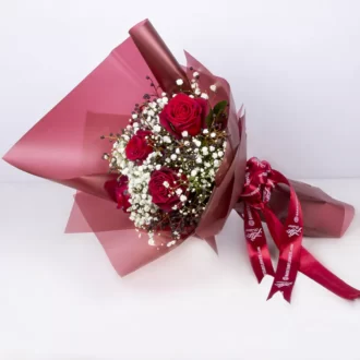 مدل دسته گل هدیه با گل رز هلندی قرمز و گل ژیپسوفیلا سفید کد 6450