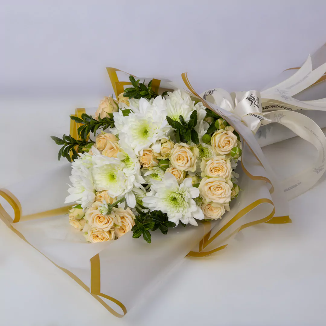مدل دسته گل روز مادر با گل رز هلندی و گل ژیپسوفیلا کد 6450