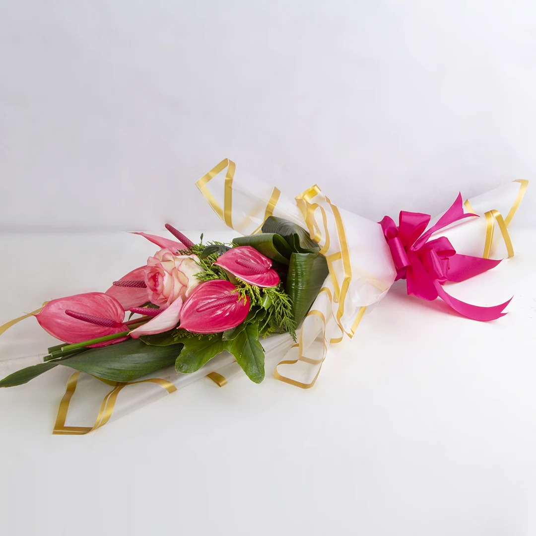 مدل دسته گل هدیه گل آنتوریم و رز هلندی سفید لب ماتیکی کد 6510