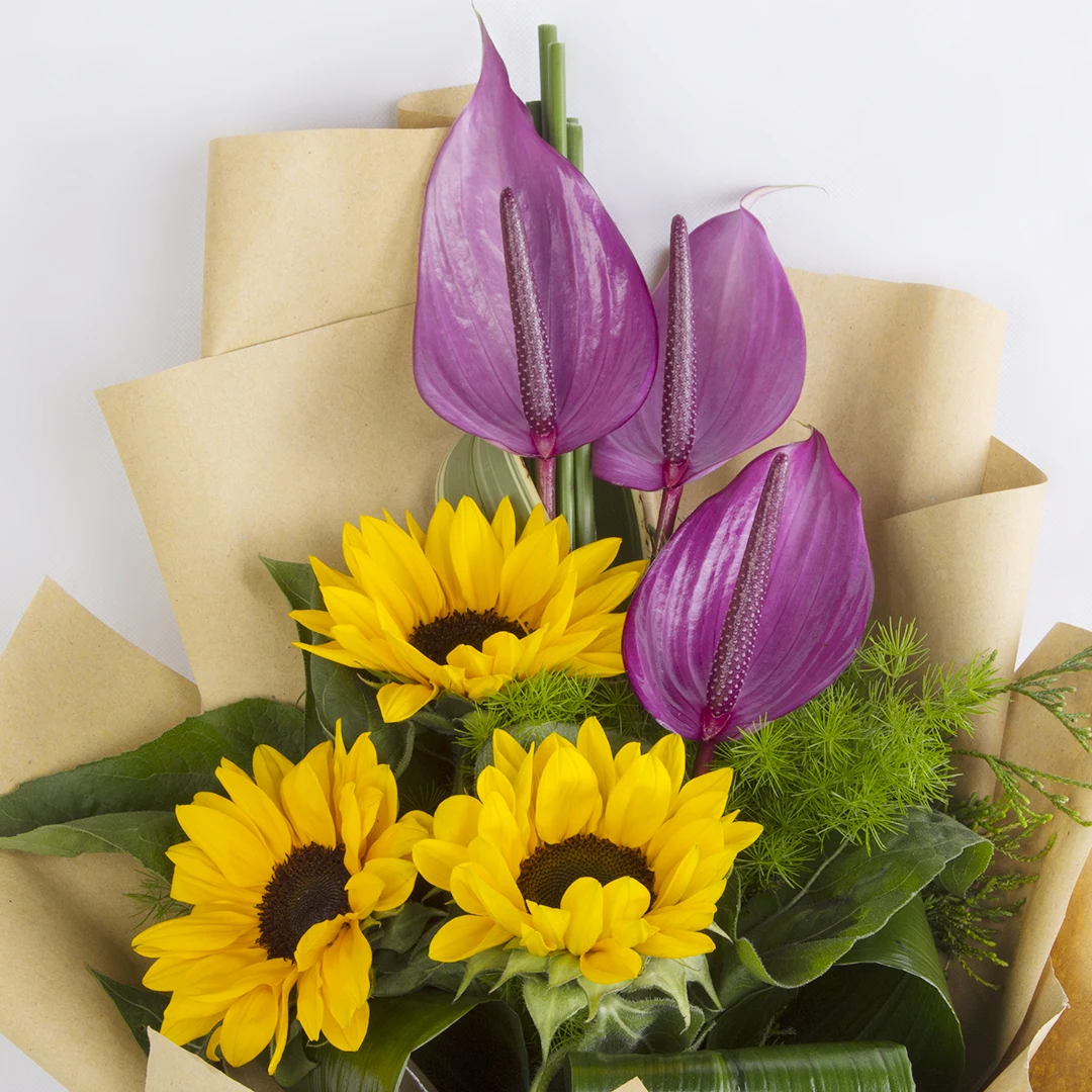 مدل دسته گل روز مادر با گل آنتوریم و گل افتاب گردان کد 6490