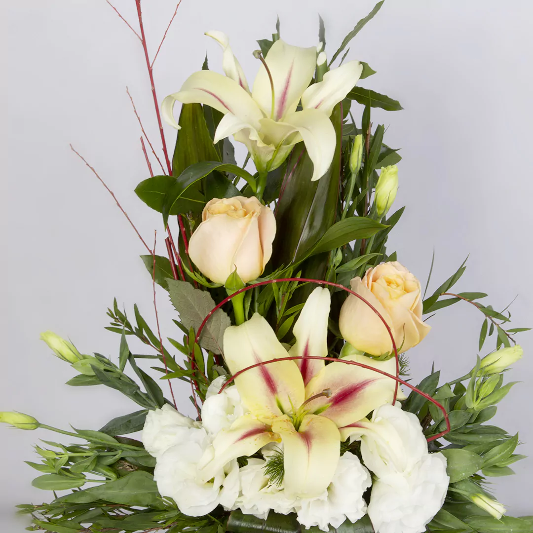 عکس باکس گل هدیه با گل رز هلندی و گل لیلیوم و گل لیسیانتوس کد1730