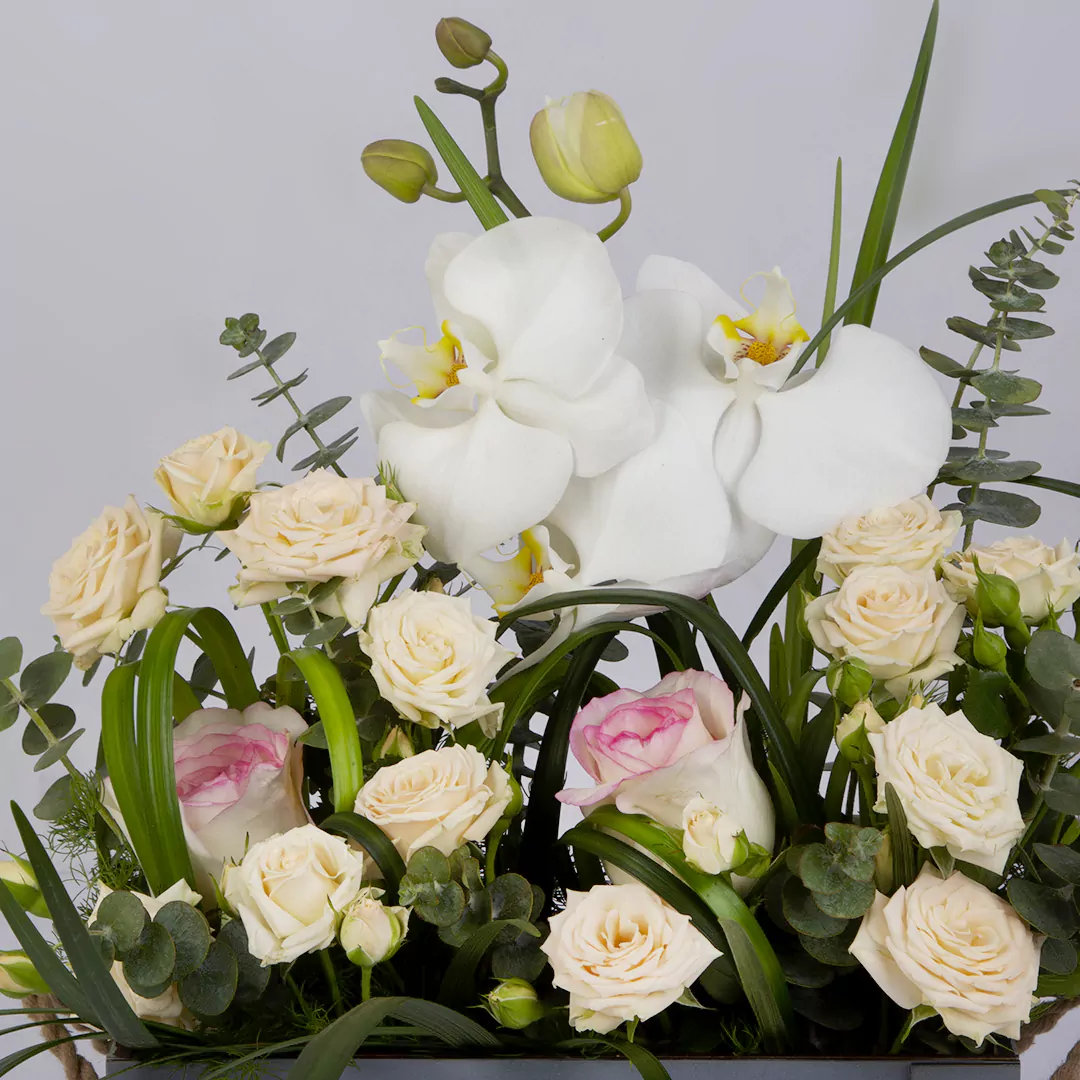عکس باکس گل هدیه با گل رز هلندی و گل ارکیده و گل رز مینیاتوری کد4010