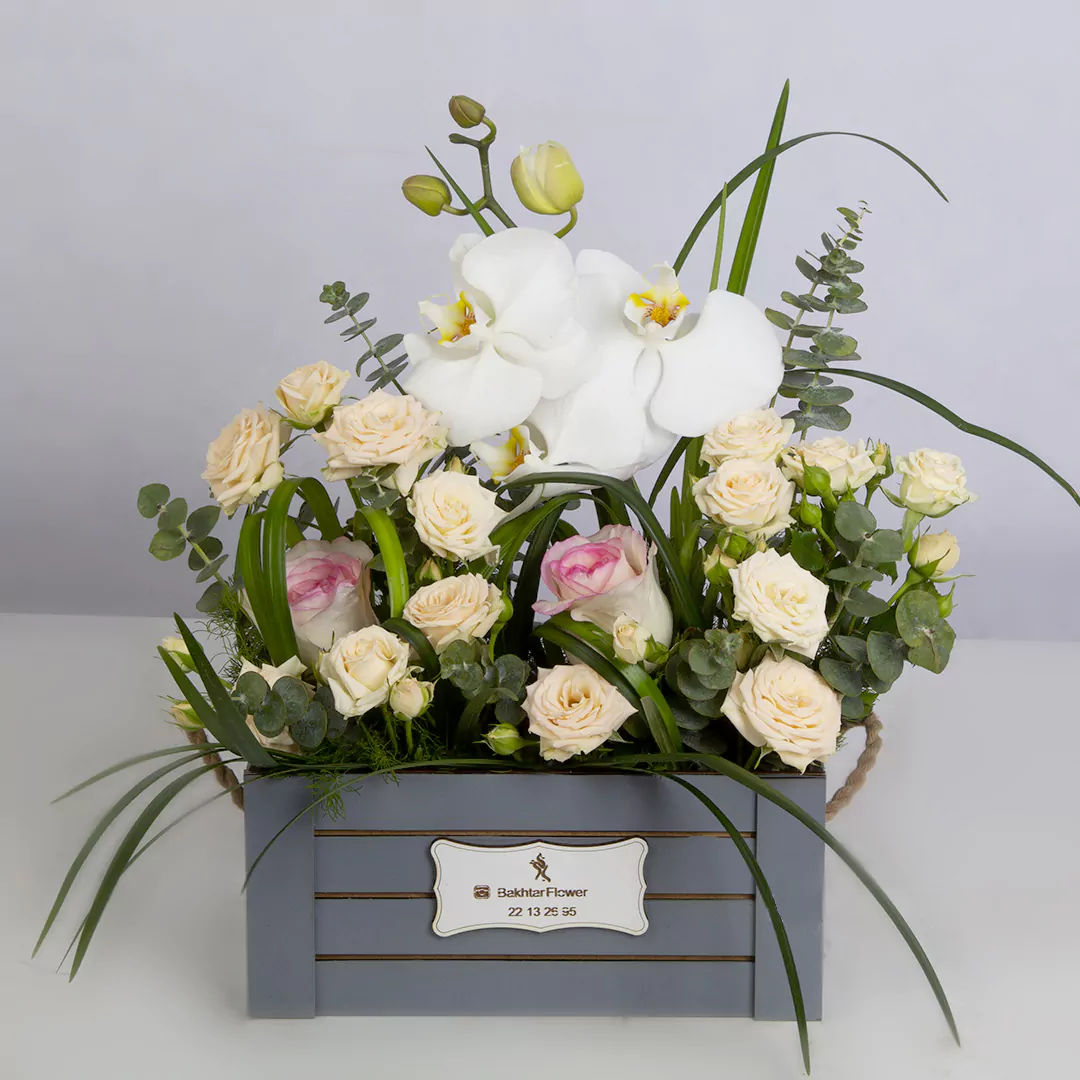 عکس باکس گل چوبی با گل رز هلندی و گل ارکیده کد4010