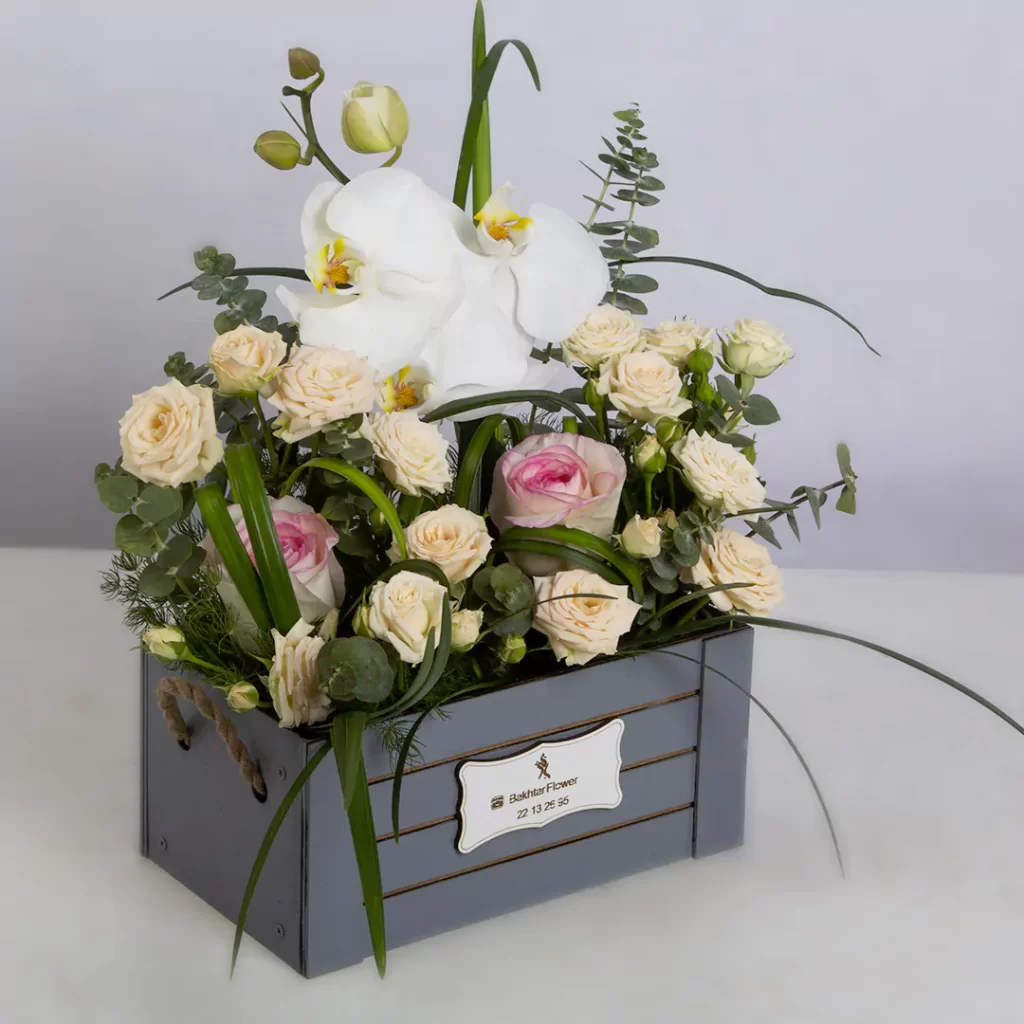 عکس باکس چوبی با گل رز هلندی و گل ارکیده کد4010