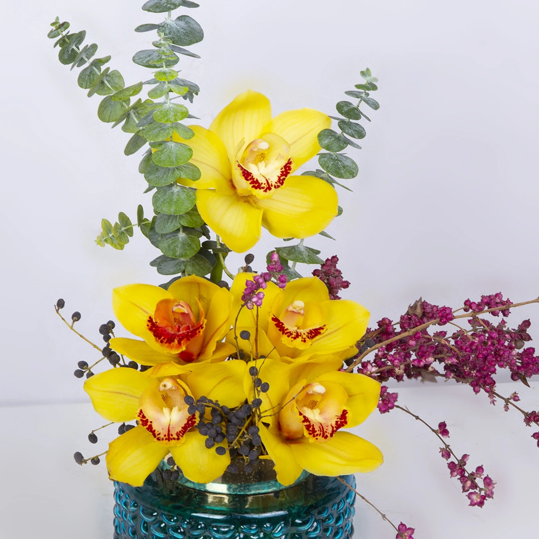 مدل گل ارکیده سیمبیدیوم زرد در گلدان شیشه ای کد 4040