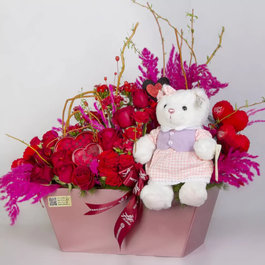 عکس باکس گل هدیه با گل رز ولنتاینی با عروسک کد 1080