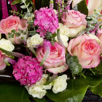 مدل سبد گل هدیه حصیری زیبا با گل رز هلندی و گل آنتوریوم کد 3410
